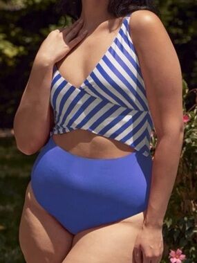 NWT summersalt  Swimsuit Sea Breeze Cut Out hydrangea/white. Wrap One-Piece